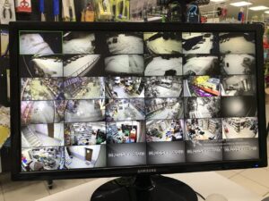 Экран монитора видеонаблюдения на 32 камеры